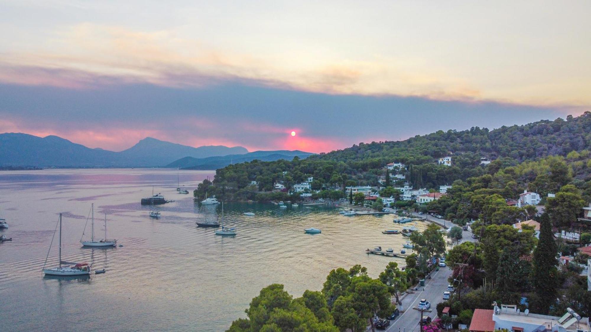 Seaview Apartment - Poros Relaxing Beachfront Flat Poros Town Екстериор снимка