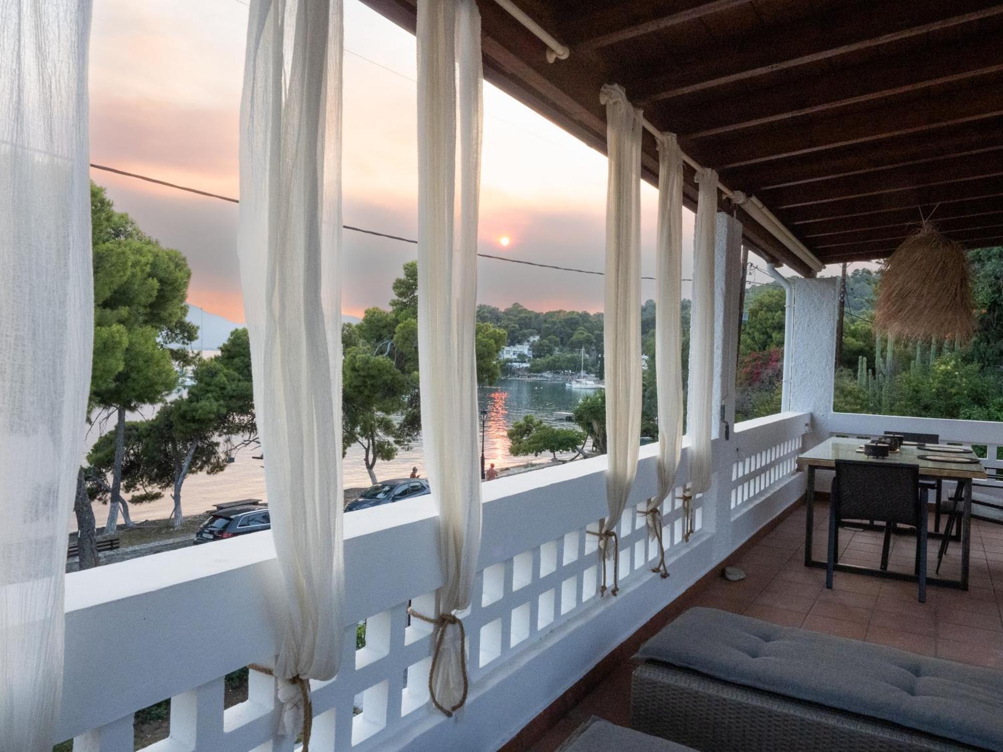 Seaview Apartment - Poros Relaxing Beachfront Flat Poros Town Екстериор снимка