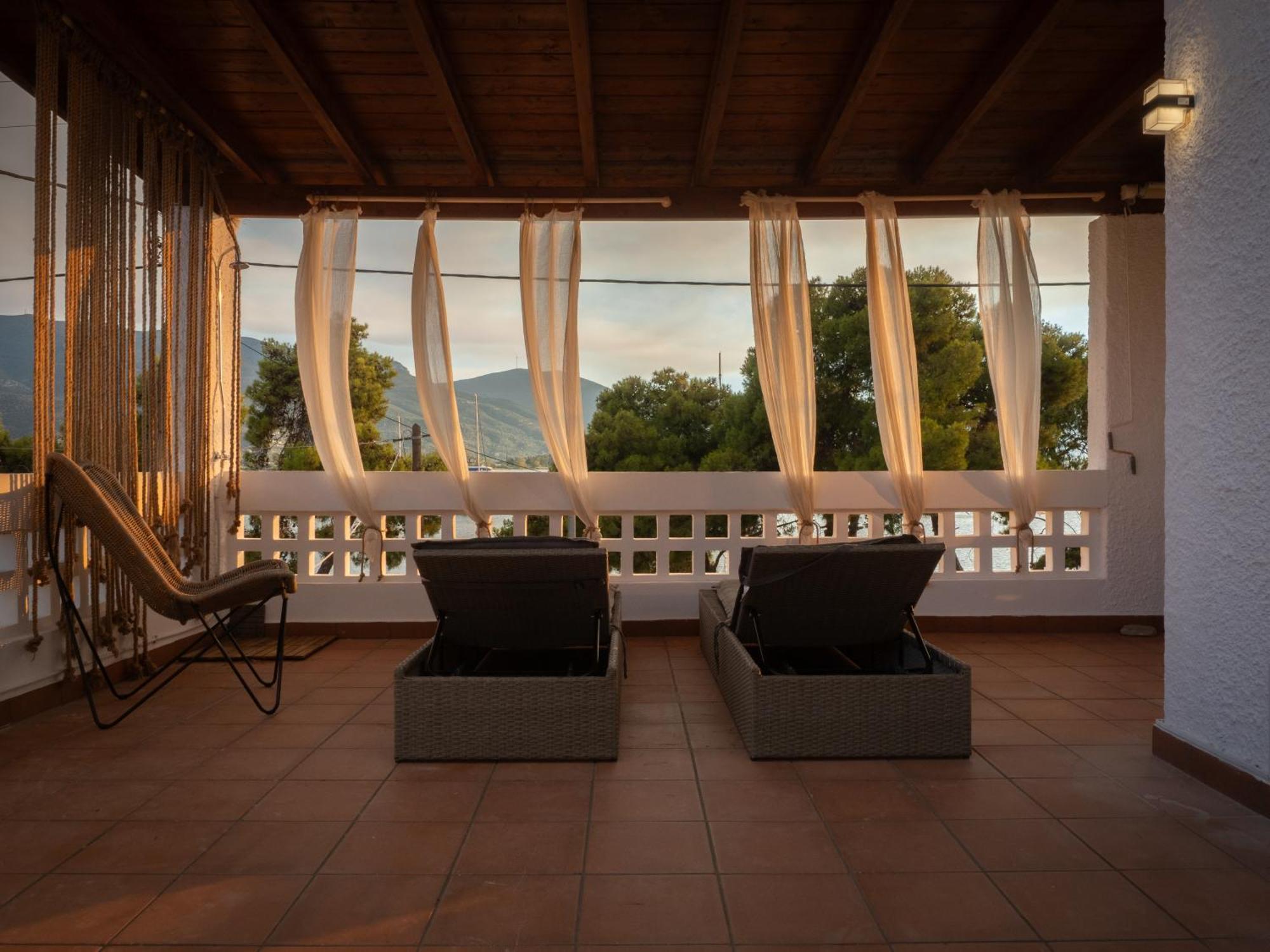 Seaview Apartment - Poros Relaxing Beachfront Flat Poros Town Екстериор снимка