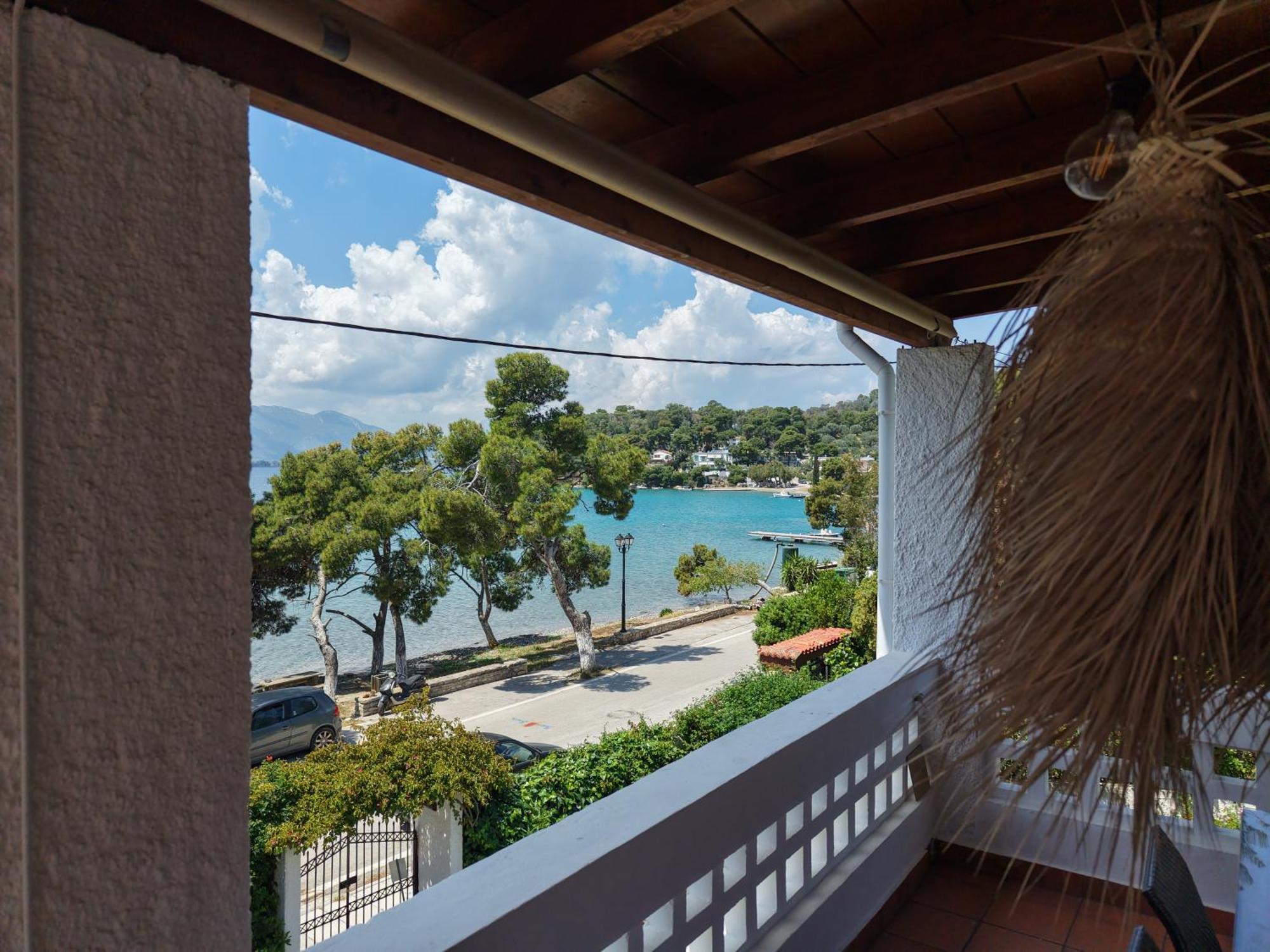 Seaview Apartment - Poros Relaxing Beachfront Flat Poros Town Екстериор снимка